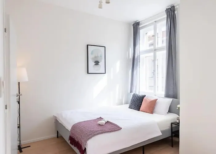 Vibrant Old Town Studio